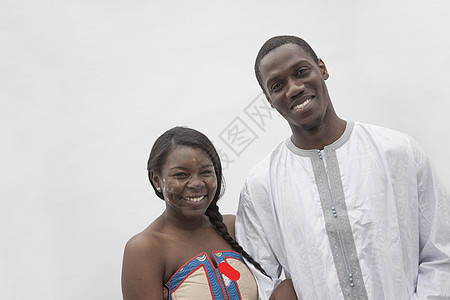穿非洲传统服装的年轻夫妇肖像 工作室拍摄图片