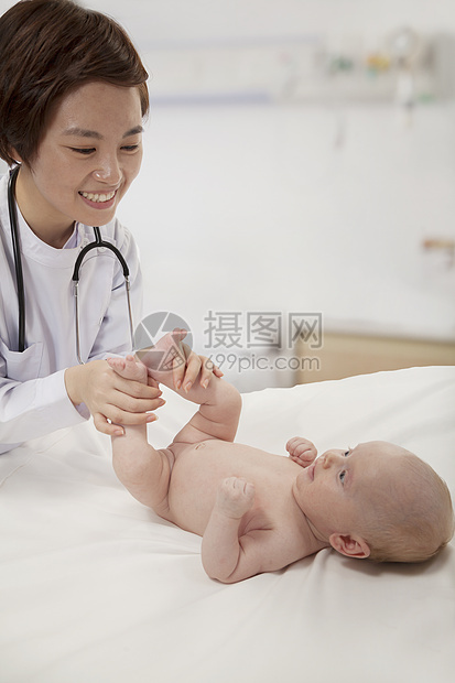 微笑的医生在医生办公室检查婴儿短发儿科童年医学两个人病人医护人员职业女婴幸福图片