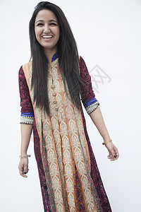 身着巴基斯坦传统服装 微笑的年轻女子肖像 摄影棚拍摄快乐棕色倾斜影棚身份幸福活力金子头发长度图片