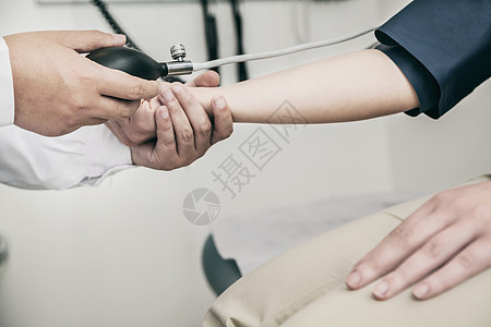 检查手臂血压的医生近距离检查;图片