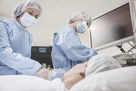 外科医生咨询病人 准备做外科手术职业医疗手术室手术帽女性权威专业口罩器材医学图片