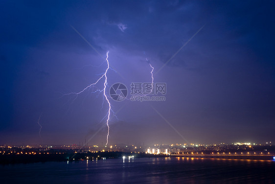 夜里城外闪电的景象风暴建筑学震惊活力气候蓝色收费雷雨螺栓天气图片