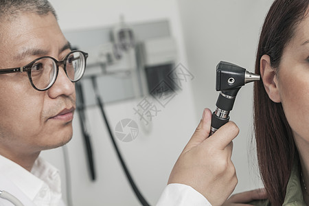 检查病人耳朵的医生闭口检查医护人员摄影考试职业测量仪器权威器材医学保健图片
