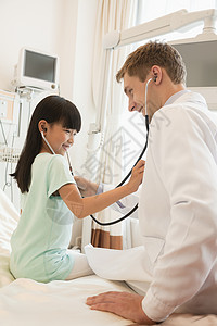 检查医生心脏跳动的女病人 在医院床上用听诊器看病图片