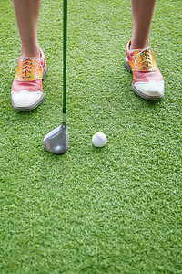 贴近脚跟高尔夫球俱乐部 准备打高尔夫球竞技草皮休闲人体绿色活动体育年轻人果岭推杆图片