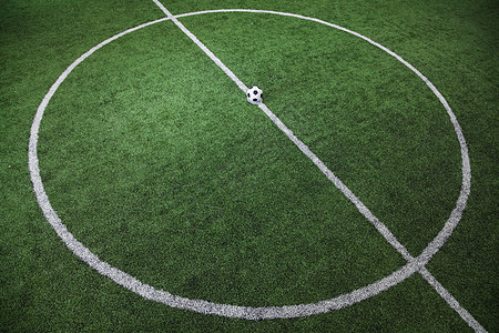 足球场 足球球在线上 高角度视图器材水平运动边界划分竞技体育团队摄影草皮图片