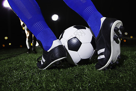 近脚踢足球球 在体育场过夜的晚上足球鞋运动员两个人部位摄影年轻人竞赛力量战略活力图片