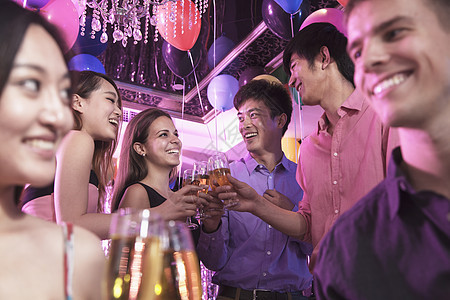 一群朋友在北京庆祝 用香槟举杯敬酒 夜总会气球青年棕色庆典饮食收腰年轻人微笑乐趣摄影图片