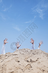 在沙漠的一个山丘后面 近距离接近商务人士的手 伸向上方图片