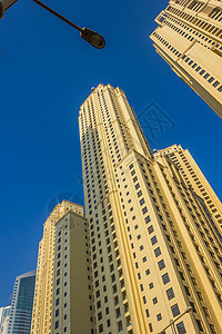 阿联酋迪拜高楼建筑和街道建筑学金融酒店生长假期财富办公室窗户玻璃城市图片