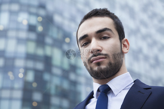 严肃的青年商务人士 户外 商业区肖像城市业务摄影头肩城市生活胡须胡子外观活力玻璃图片