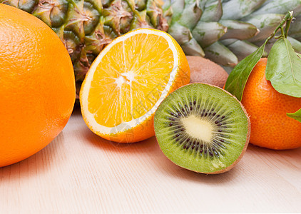 热带水果奇异果橘子饮食桌子营养菠萝白色食物橙子木头图片