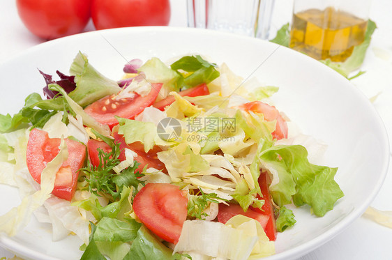 新鲜蔬菜沙拉美食营养白色食物盘子红色饮食生物小吃午餐图片