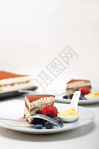 甜点加浆果和奶油糕点蛋糕巧克力咖啡宏观盘子食物可可美食水果图片