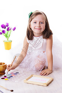 5岁女孩画油漆时快乐图片