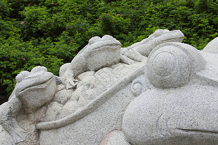青蛙雕塑公园孩子们绿色叶子森林雕像石头母亲图片