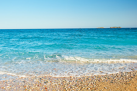 海浪在沙滩上滚动 日出时闪亮海滩图片