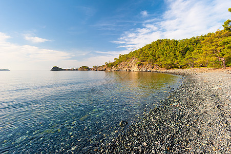 海湾 阳光明媚的一天 清清楚楚的平静水图片