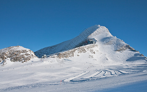 奥地利冰川的Kaprun滑雪度假胜地天空全景高山场景滑雪板滑雪者岩石旅行蓝色太阳图片