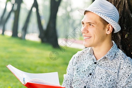 年轻人在读一本书知识男性闲暇公园青年学士学校班级学习文学图片