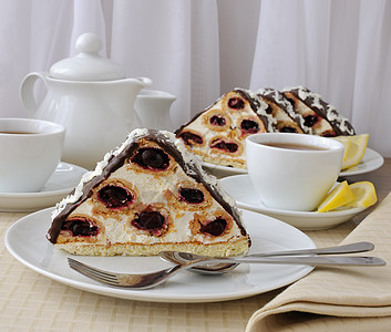 蛋糕加樱桃巧克力和椰子糕点服务自助餐勺子水果产品茶壶牛奶陶瓷巧克力图片