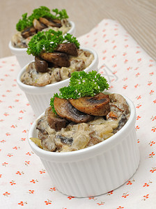 夹奶油酱的蘑菇肥胖美食自助餐装饰沙拉厨房菜肴盘子小菜洋葱图片