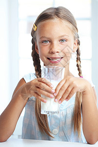 儿童饮料牛奶卫生女孩保健闲暇童年女性乐趣女儿杯子桌子图片