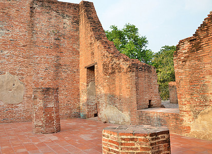 泰国Ayutthaya古老寺庙和纪念碑城市建筑学佛教徒地标王国天空蓝色反射宝塔游客图片