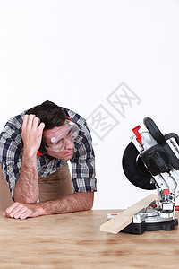 带圆环的男子工具眼镜桌子力量职业圆圈木头木工男人木匠图片