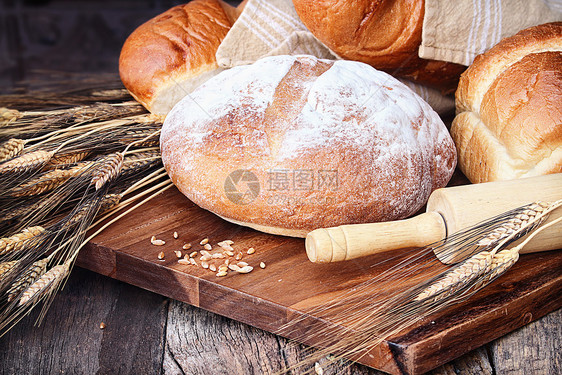 面包种类繁多乡村粮食圆形木头烘烤美食白色小麦面粉纤维图片