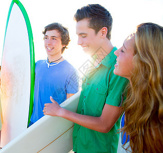 在海滩海岸快乐的青少年冲浪者团体男性快乐冲浪板旅行女士幸福海洋男生男人支撑图片