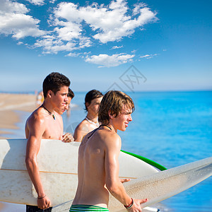 在海滩岸边聊天的少年男孩子木板青年冲浪者男人微笑冲浪板运动青少年团体波浪图片
