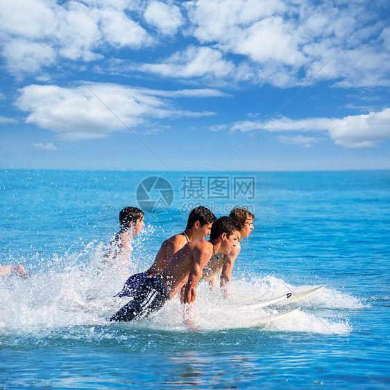 在冲浪板上跳跃的男孩冲浪者朋友们团体波浪木板太阳青年假期晴天青少年男性图片