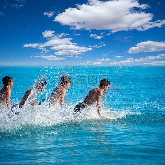 在冲浪板上跳跃的男孩冲浪者团体男孩们男人木板天空微笑跑步海洋享受飞溅图片