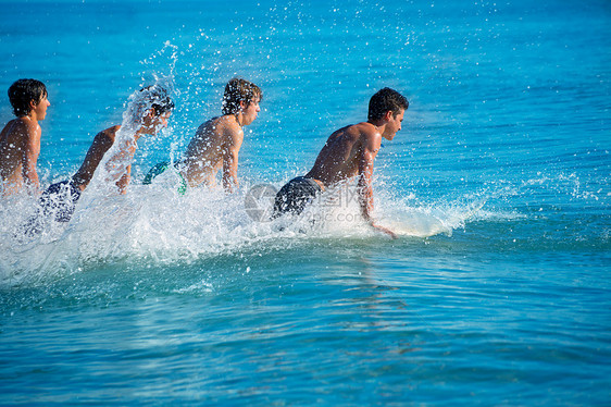 在冲浪板上跳跃的男孩冲浪者男人冲浪青少年派对飞溅男孩们太阳运动幸福波浪图片