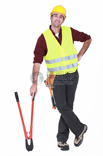 一名男性建筑工人站在他的钳子旁图片
