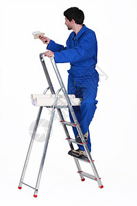 穿着白色孤立的梯子上的划衣画家图片