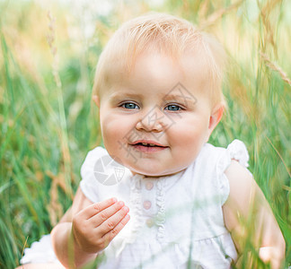 青草中的婴儿男生女孩白色快乐幸福喜悦草地微笑乐趣孩子图片