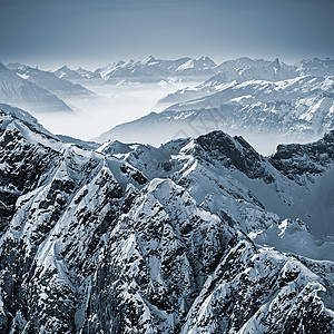 瑞士阿尔卑斯山的雪山图片