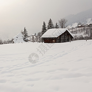 白雪田上的仓库图片