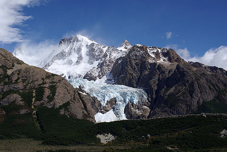 巴塔哥尼亚的冰川风景森林木头荒野岩石顶峰登山图片