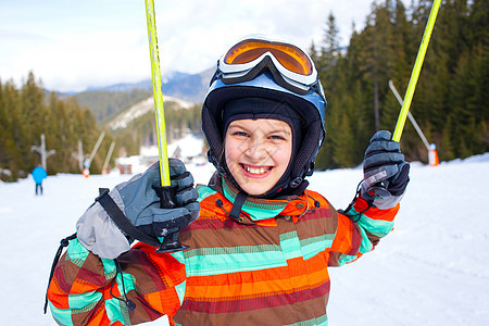 女孩在滑雪板上运动晴天孩子们女性运动员婴儿衣服季节粉末青年图片