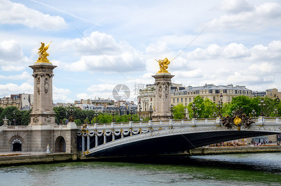 在巴黎的亚历山大三桥建筑金子街道城市白色艺术天空旅行雕像地标图片