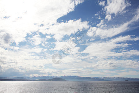 海洋和山山岩石山脉峡湾薪水自然场景男人风景晴天天空图片