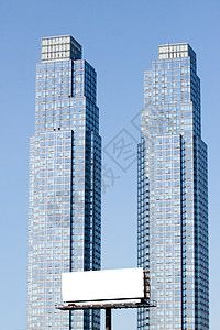 大城市的广告牌 两座蓝色玻璃高塔商业景观城市横幅展示促销天空建筑学晋升营销图片