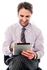 在平板设备上工作的年轻人商务电脑数据微笑职业互联网人士触摸屏椅子操作图片