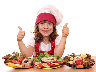 快乐的小女孩用海鲜和拇指做饭图片