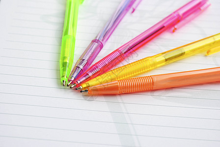 写簿上的彩色笔记事本绘画软垫羽毛工作紫色墨水笔记办公室日记图片