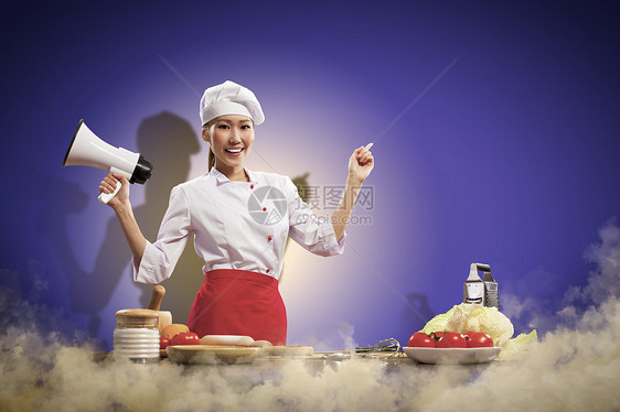 亚洲女性厨师 手持扩音器沙拉胡椒女孩微笑手指空气成人烹饪蔬菜围裙图片