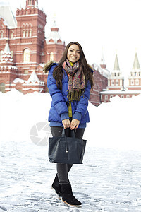 一名年轻女子在莫斯科红广场上行走女士闲暇外套观众女孩街道黑发红色成人游客图片